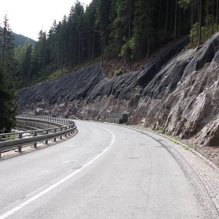 II/252 Temný Důl – Pomezní boudy – stabilization of rocky slopes, section Pod Červeným vrchem